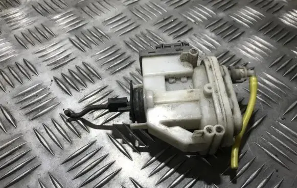 Volkswagen PASSAT B4 Central locking vacuum pump 3a0862153b