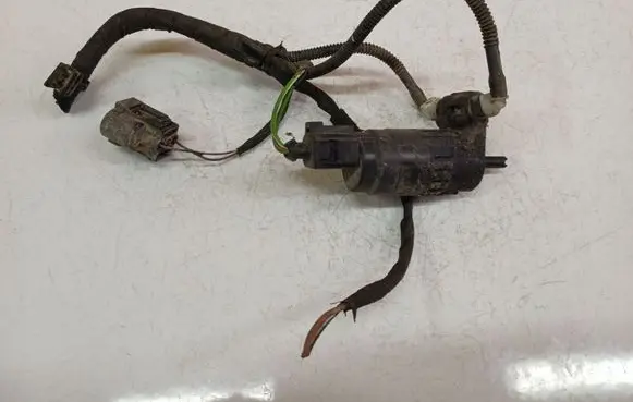 Volkswagen PASSAT B6 Windscreen/windshield washer pump 1K0955651