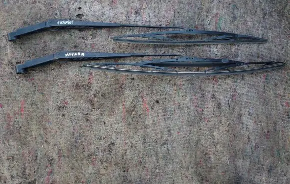 Nissan Navara D40 Front wiper blade arm