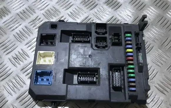 Citroen DS3 Comfort/convenience module 9666952280 x04