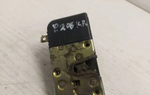 Peugeot 206 Front door lock PBTL1