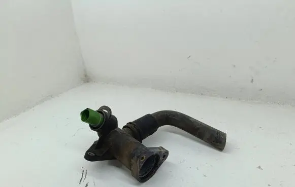Volkswagen PASSAT B5 Engine coolant pipe/hose 058121133B