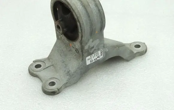 Mitsubishi Grandis Gearbox mounting bracket MN103107