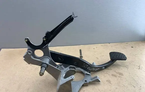BMW 5 E39 Engine mounting bracket 1162638 35111162638