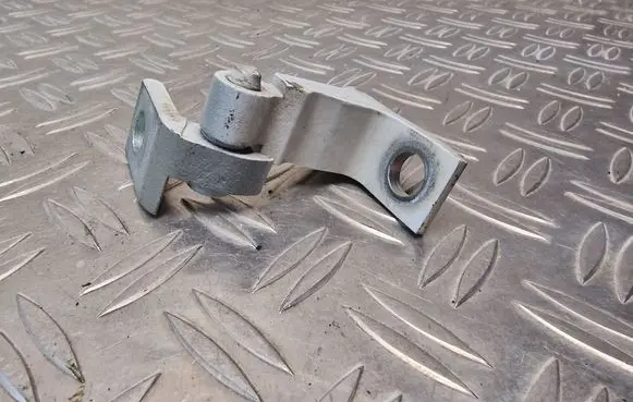 Volkswagen PASSAT B8 Front door upper hinge 8X0831403E