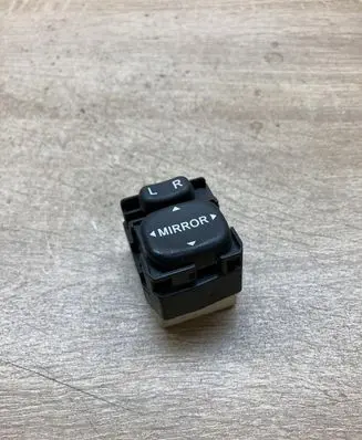 Toyota Avensis T250 Wing mirror switch 183574