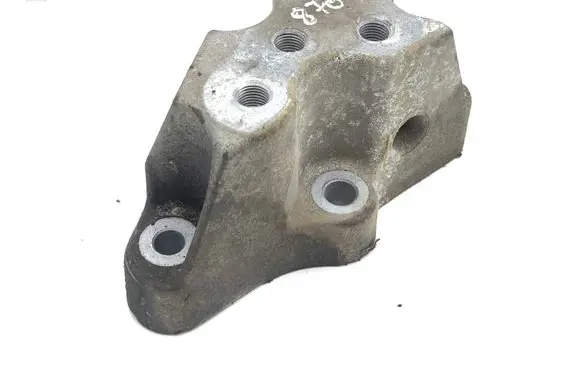 Jeep Cherokee Engine mounting bracket