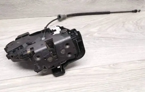 Volvo V50 Front door lock 30699447 3464N
