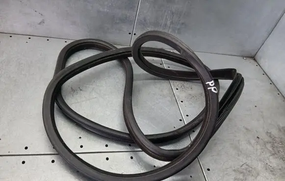 Volvo V70 Front door rubber seal 