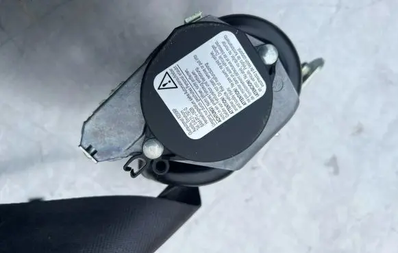 Opel Astra J Front seatbelt 617023500
