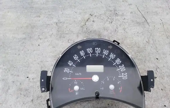 Volkswagen New Beetle Speedometer (instrument cluster)