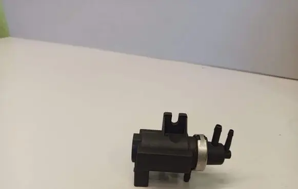 Volkswagen Golf IV Turbo solenoid valve 1J0906627