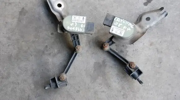 Headlight/headlamp level sensor