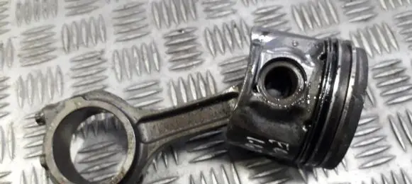 Ford Focus Piston with connecting rod