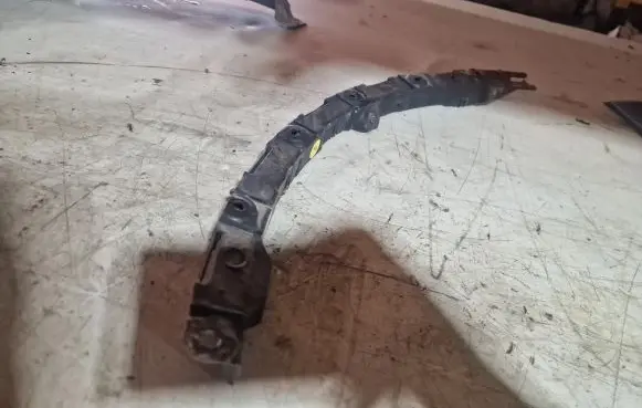 Audi A2 Front bumper mounting bracket 8Z0853862A