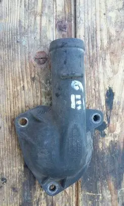 Volkswagen Golf III Thermostat/thermostat housing 021121121A