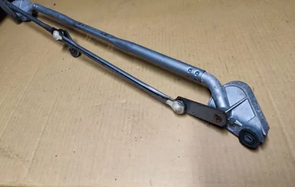Chrysler 300 - 300C Front wiper linkage 