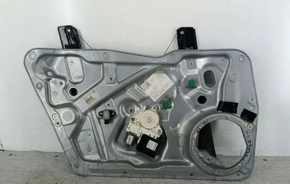 Volkswagen Tiguan Front door window regulator with motor