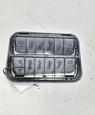 Quarter panel pressure vent