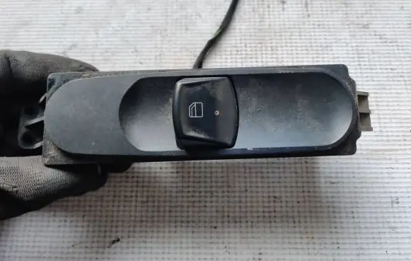 Mercedes-Benz Vito Viano W639 Electric window control switch A6395450613