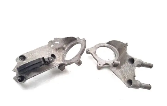 Engine mounting bracket