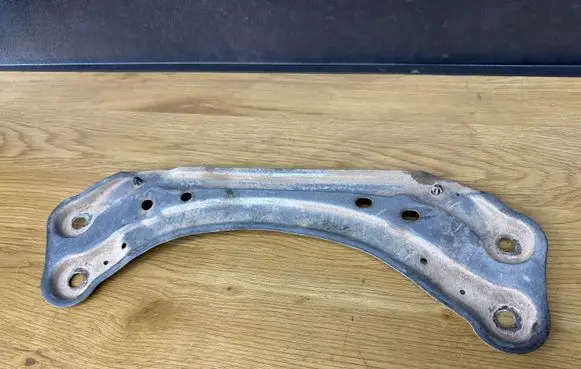 Volvo XC70 Muffler mount bracket/holder 