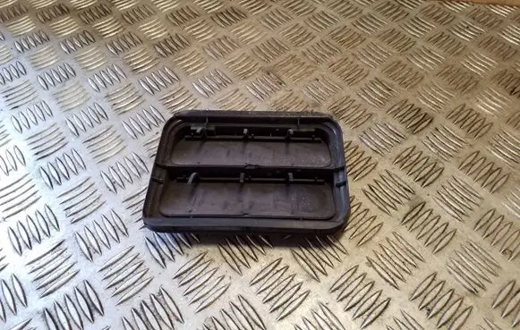 Citroen C4 Grand Picasso Quarter panel pressure vent 9675506980