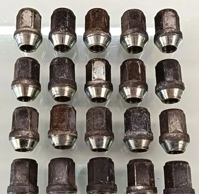 Toyota Avensis T270 Anti-theft wheel nuts and lock 