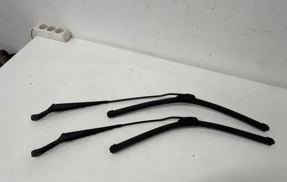 Volkswagen PASSAT B5.5 Front wiper blade arm