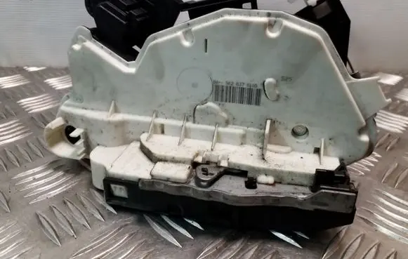 Skoda Yeti (5L) Front door lock 5K2837016B