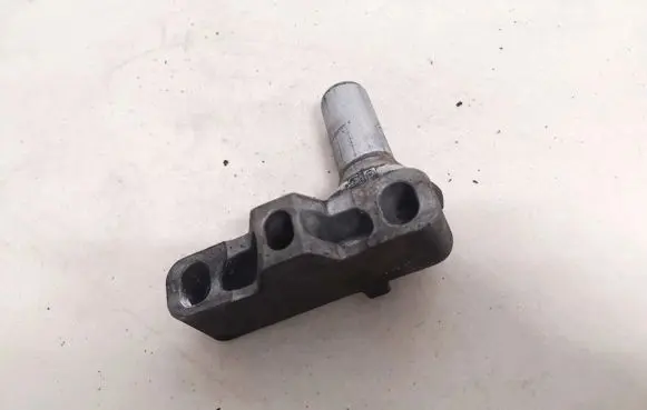 Engine mounting bracket