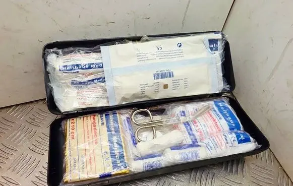 BMW 5 E39 First aid kit 8176553 52108176553