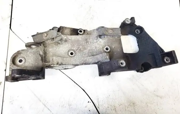 Peugeot 4007 Engine mounting bracket