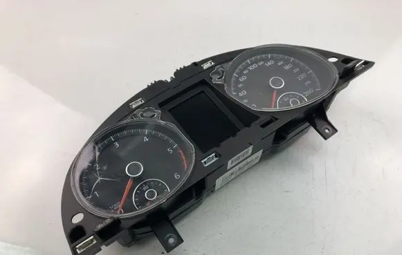 Volkswagen PASSAT B7 Speedometer (instrument cluster) 3AA920870M