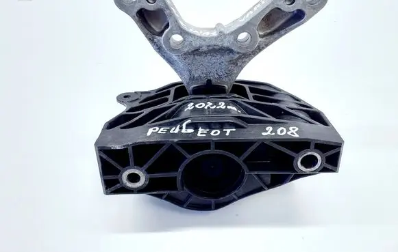 Peugeot 208 II Engine mount bracket 
