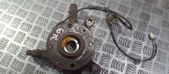 Suzuki Swift I Front wheel hub