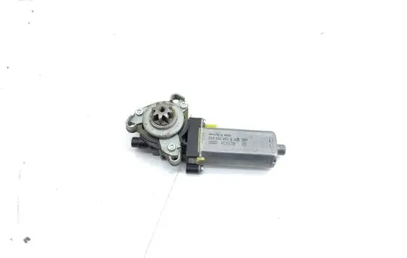 Mercedes-Benz C W204 Seat adjustment motor 0390203002 820418984