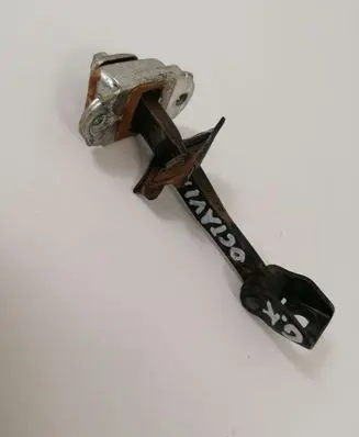 Skoda Octavia Mk2 (1Z) Rear door check strap stopper