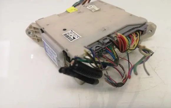 Lexus IS 220D-250-350 Fuse module 8273053050 7E100054 13337D11