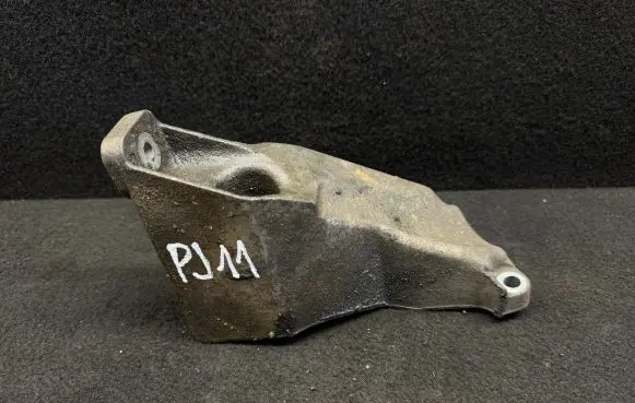 Volkswagen PASSAT B5.5 Engine mounting bracket 8D0199307P