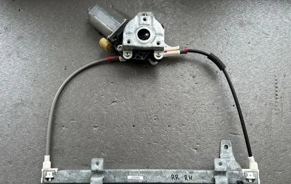 Nissan Terrano Rear window lifting mechanism without motor 827002X410