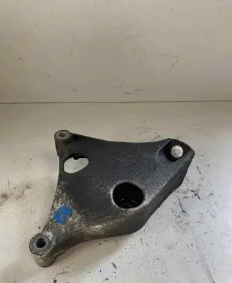 Engine mounting bracket