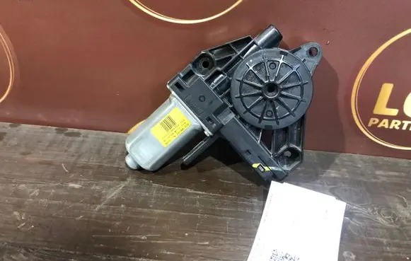 Volvo XC60 Front door window regulator motor 966268102