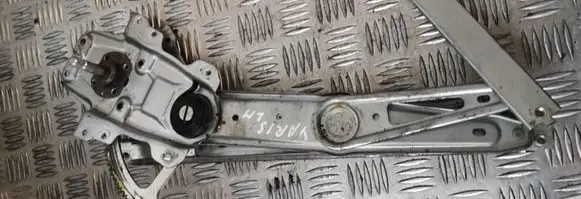 Toyota Yaris Front door manual window regulator 