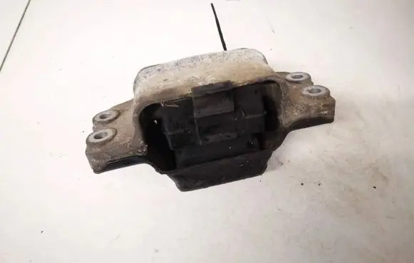 Volkswagen Caddy Engine mount bracket