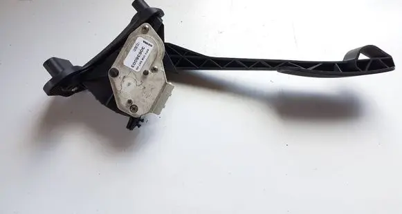 Volvo V70 Accelerator throttle pedal 30636003
