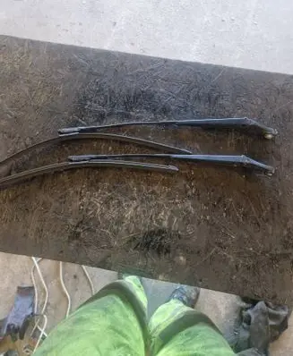 Opel Zafira B Front wiper blade arm 13145564