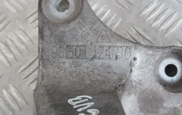 Peugeot 407 Engine mounting bracket 9660142480