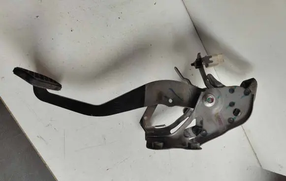 Toyota RAV 4 (XA40) Brake pedal 8951033030
