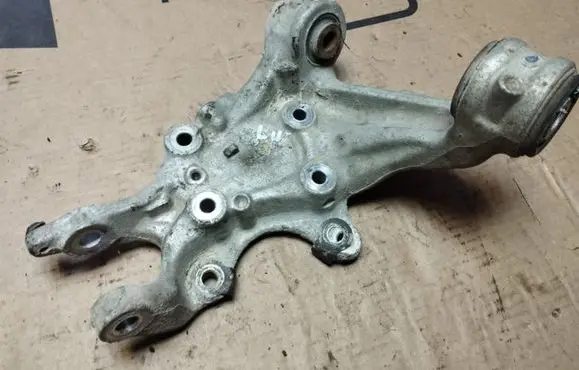 Rear wheel hub spindle/knuckle